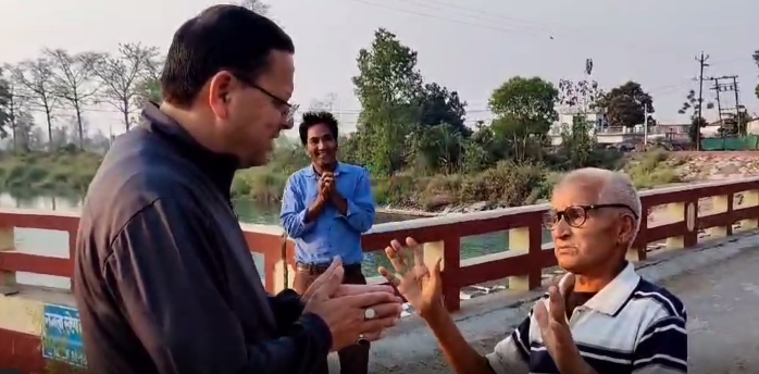 Khatima: मॉर्निंग वॉक पर धामी ने बड़े बुजुर्गों तक पहुंचाया PM मोदी का राम-राम