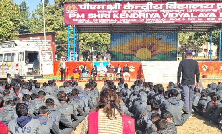 राज्य विधिक सेवा प्राधिकरण नैनीताल से आई बैन ने दिखाई छात्राओ को लघु फिल्म