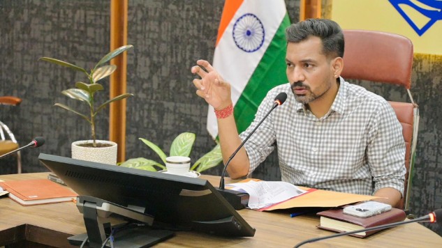 यातायात सुधार एवं पार्किंग व्यवस्था को लेकर डीएम सख्त, माइक्रो लेवल प्लान तैयार कर कार्यों में तेजी लाने के निर्देश