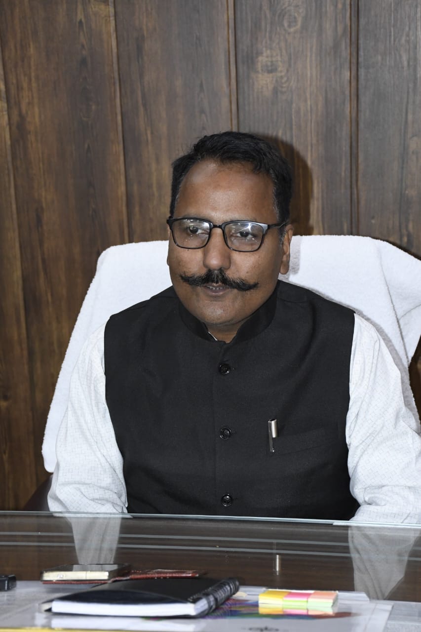 चार शस्त्र लाइसेंस निरस्त, चार मामलों में कार्रवाई समाप्त; कानून व्यवस्था से समझौता नहीं : जिलाधिकारी