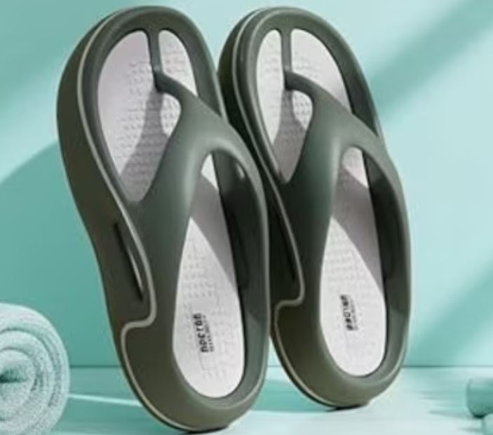 Monsoon Footwear Tips: बारिश में जूतों को रखना है सुरक्षित, तो चुनें सही वाटरप्रूफ फुटवियर