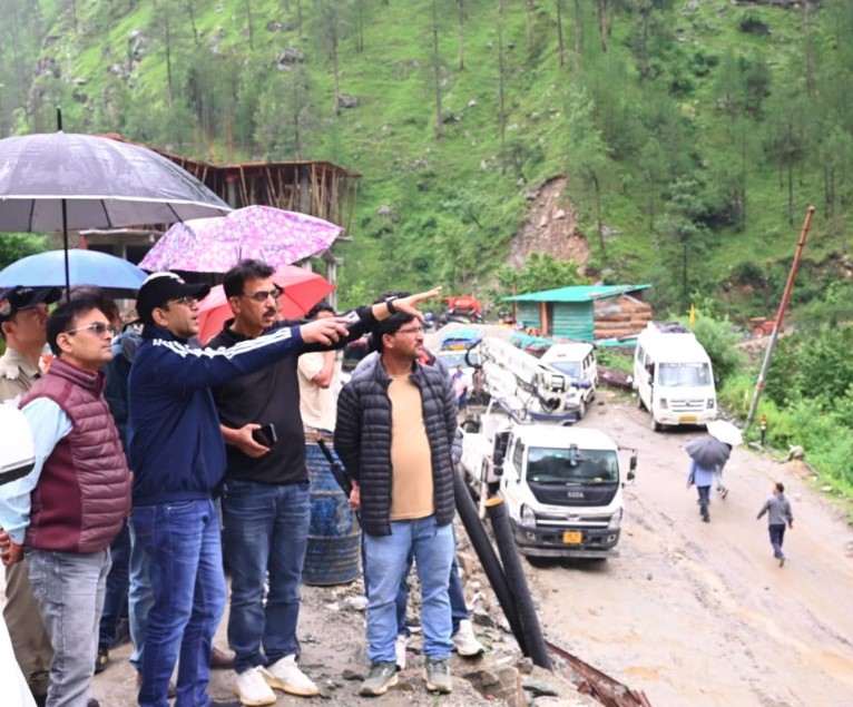 डीएम प्रशांत आर्य ने स्यानाचट्टी के भूस्खलन प्रभावित क्षेत्र का किया स्थलीय निरीक्षण