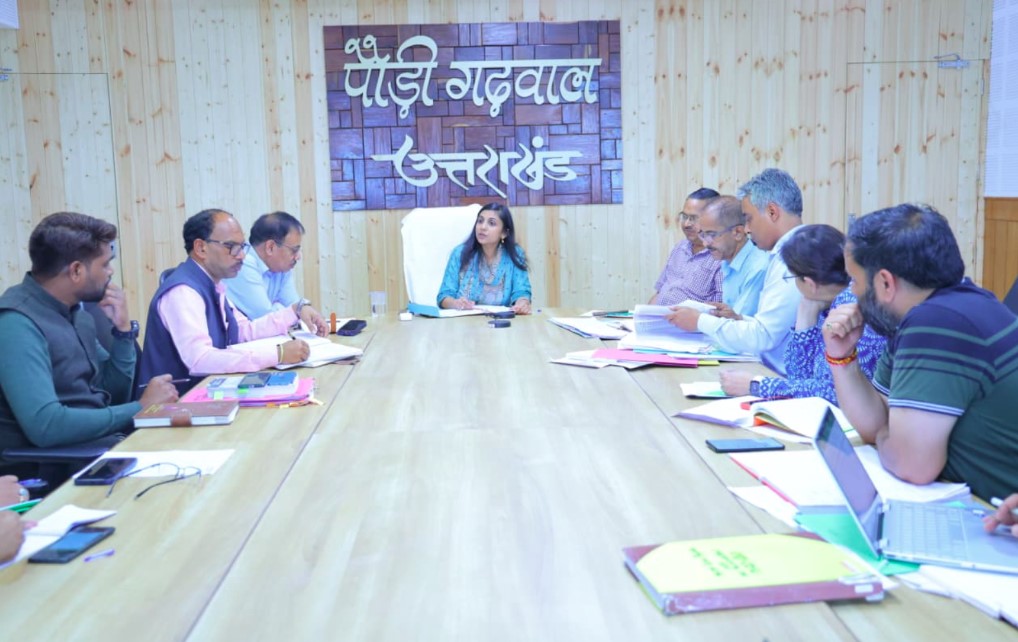विद्यालयों की सुरक्षा एवं राष्ट्रीय बाल स्वास्थ्य कार्यक्रम की डीएम ने की व्यापक समीक्षा