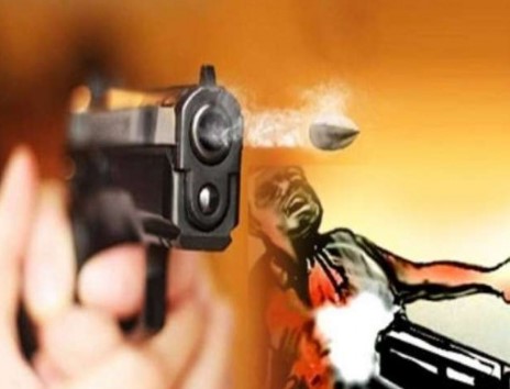 दुकान बंद कर घर लौट रहे स्वर्ण व्यवसायी को मारी गोली, 2 लाख के जेवर लूटकर फरार