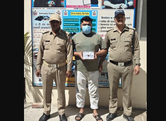 दून पुलिस की कार्रवाई: सब्जी मंडी के पास सट्टा लगाते युवक गिरफ्तार, 3,220 रुपये बरामद